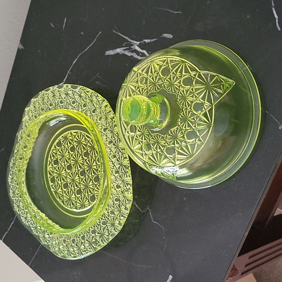 This is a beautiful  uranium/Vaseline  Butter Dish. - Picture 4 of 4
